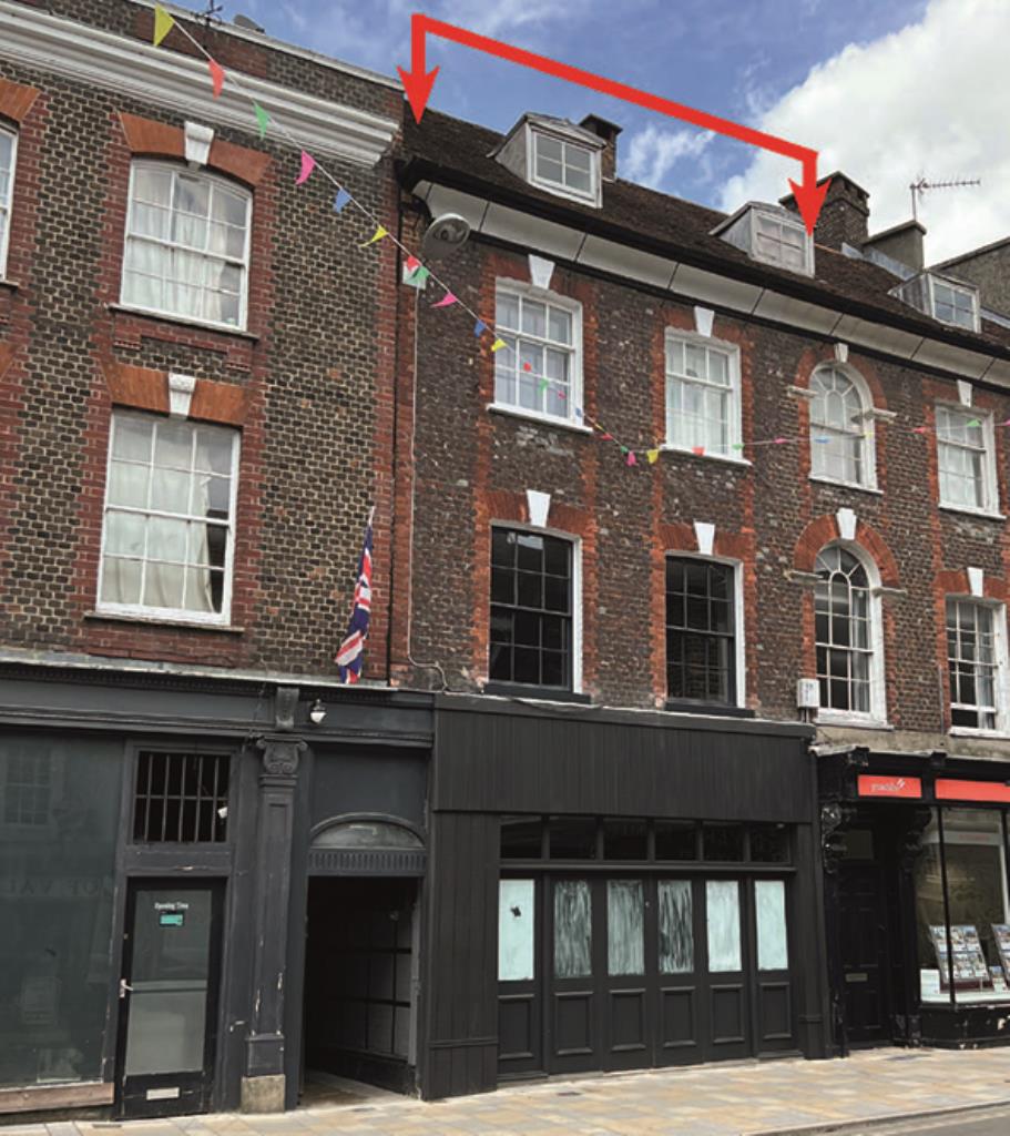 Lot: 39 - PAIR OF FREEHOLD TOWN CENTRE BUILDINGS COMPRISING FIVE FLATS AND TWO SHOPS - 4 West Street